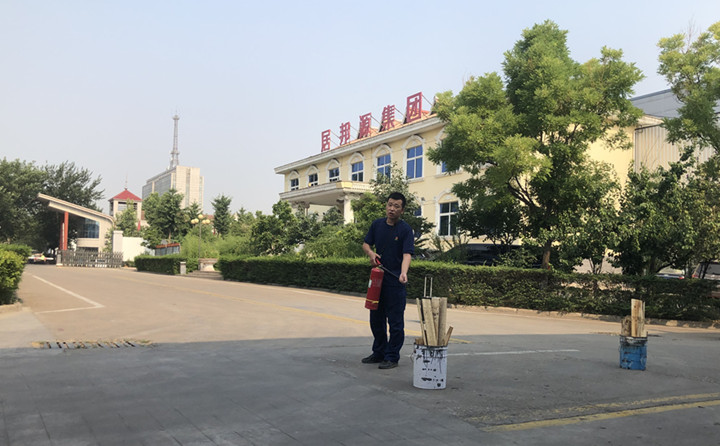教官重點(diǎn)對(duì)消防法律法規(guī)、防火常識(shí)、逃生自救、滅火器的使用方法以及發(fā)生火災(zāi)時(shí)如何報(bào)火警、如何撲救初期火災(zāi)等消防常識(shí)進(jìn)行了詳細(xì)的講解。