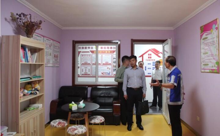 在黨群活動室，工會主席景奉全以PPT的形式向現場領導詳細介紹了居邦源集團的產業工人隊伍建設以及改革情況。.jpg