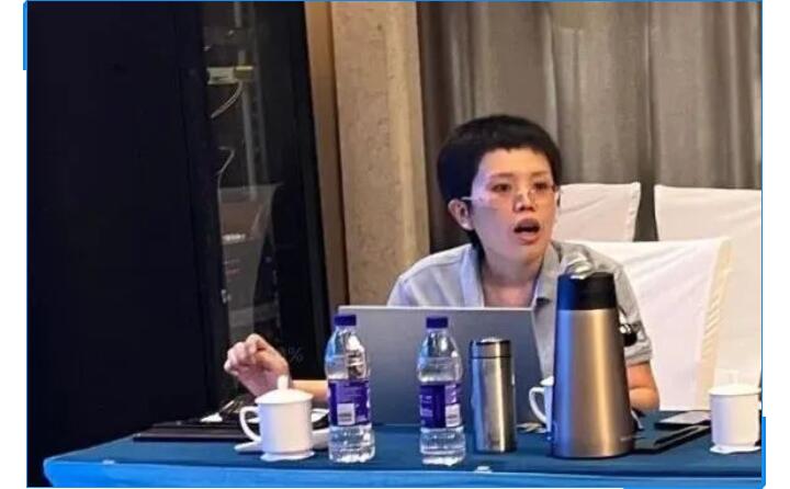 會議開始，辦公室主任李昌鳳公布銷售數據。在疫情形勢相當嚴峻的情況下，十一的銷售額對比去年同期仍有很大的進步。李主任表示疫情，既是考驗，也是危機，各部門需要通力配合，團隊協作，為完成今年既定銷售額而竭盡全力。.jpg