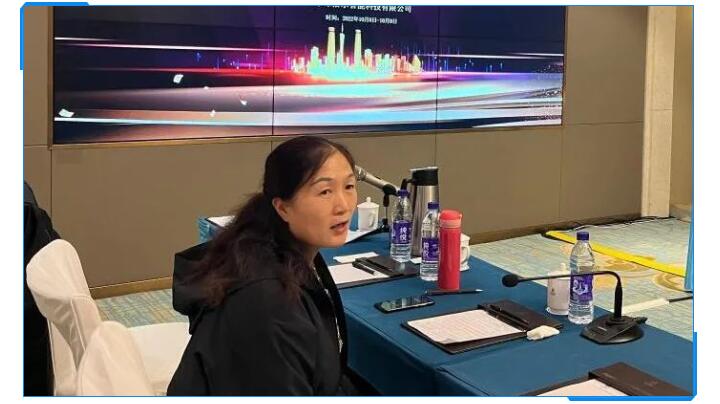 集團財務總監劉清華在聽取了銷售部門的數據對比與銷售人員的分析后，她提出應該加強客戶的銷售服務.jpg